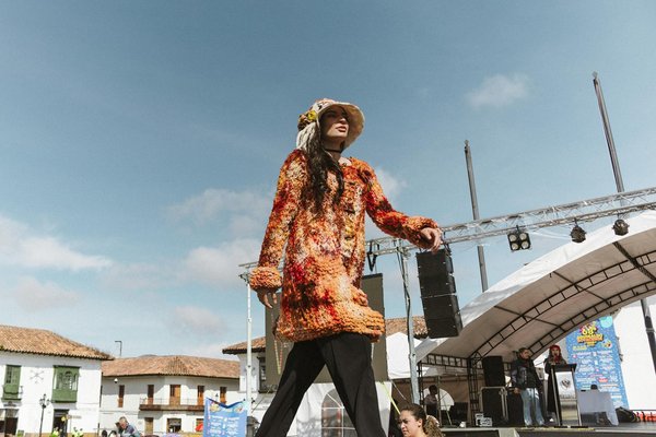 Techniques pour bien porter des pantalons à taille haute sans comprimer la silhouette