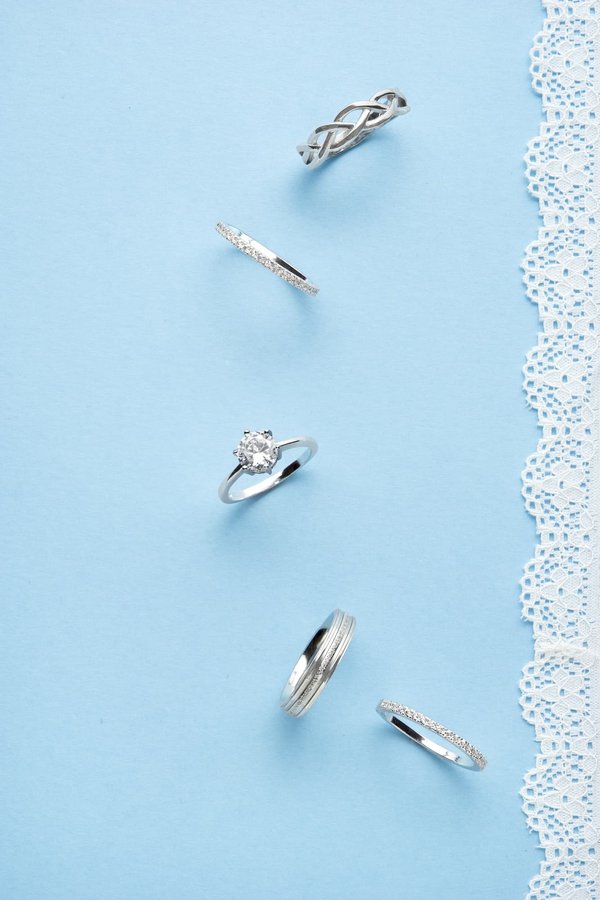 Guide d'achat : Comment choisir votre alliance diamant idéale