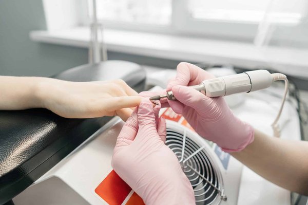 Ponceuse à ongle professionnelle : avantages et conseils pour faire un choix judicieux