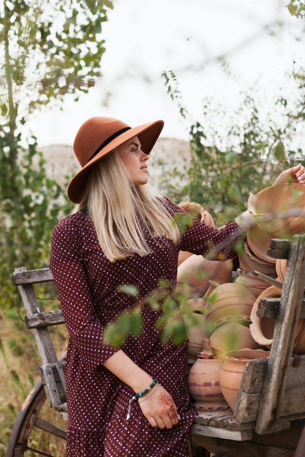 Comment porter une robe terracotta en toute saison et pour toute occasion ?