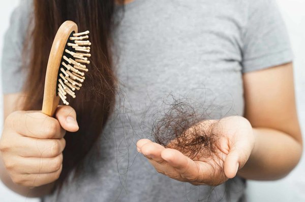 Chute de cheveux : astuces pour lutter contre ce problème